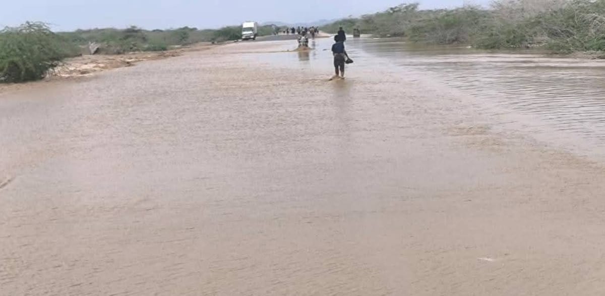 أمطار غزيرة تعيق حركة المسافرين في أحور بمحافظة ابين 