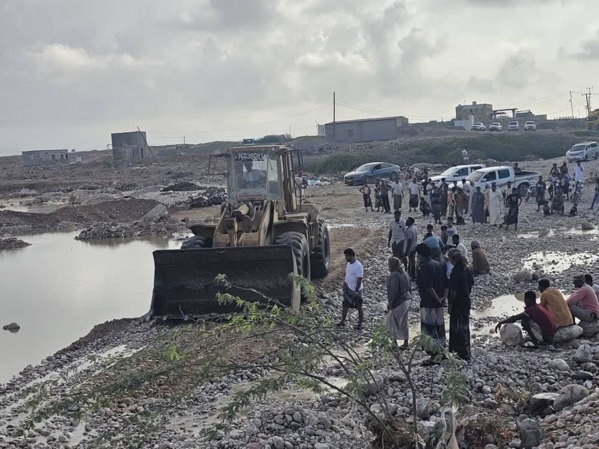 إعادة فتح الطريق الدولي في سيحوت بعد إزالة أضرار السيول شرق المهرة