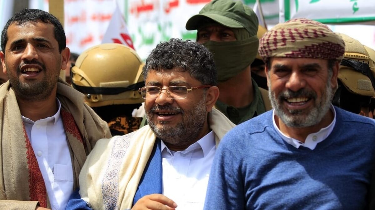 الحوثي يدعو ترامب إلى وقف الحرب وتعويض إيران مقابل فتح مضيق هرمز