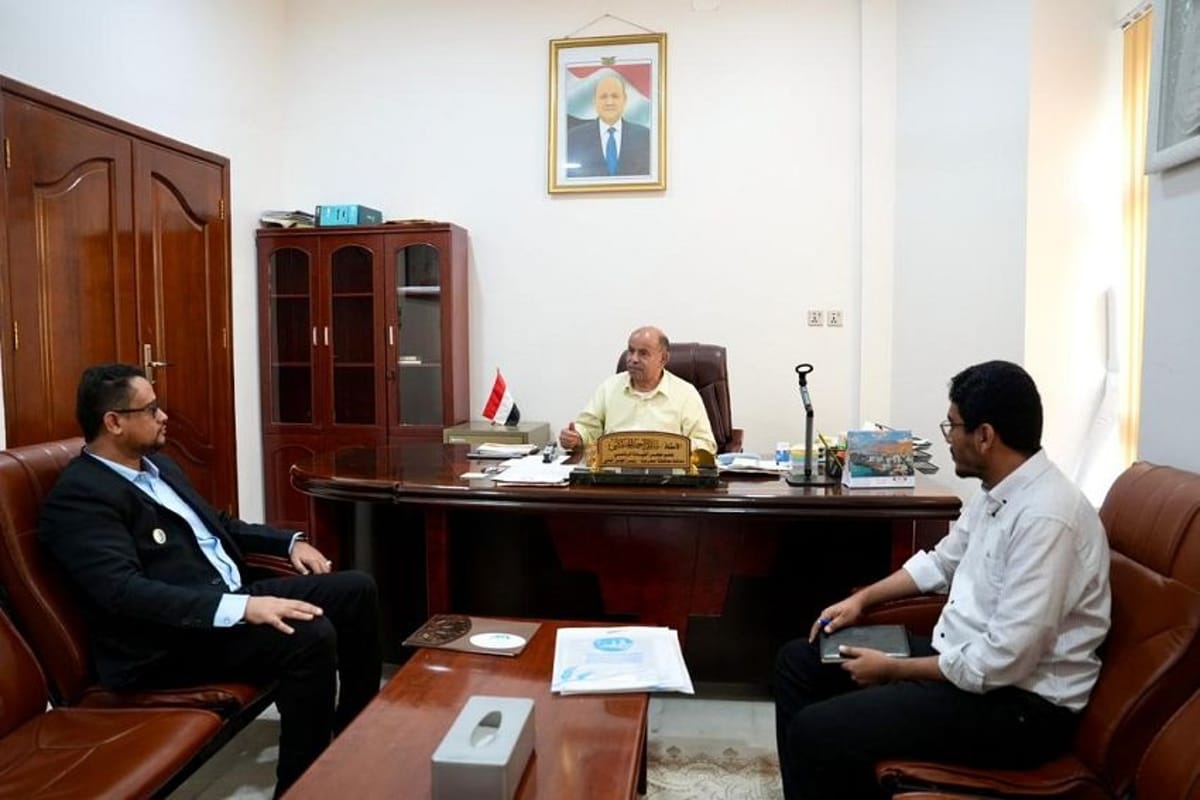 الخنبشي يبحث أوضاع النازحين في وادي وصحراء حضرموت 