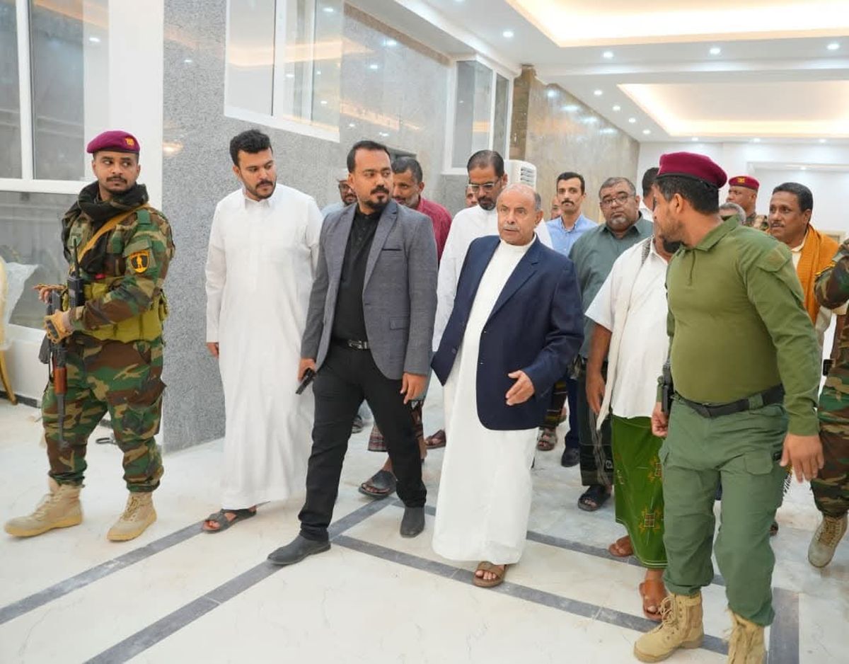 الخنبشي يتفقد ترميم القصر الجمهوري في المكلا بعد تعرضه للنهب من الانتقالي المنحل 