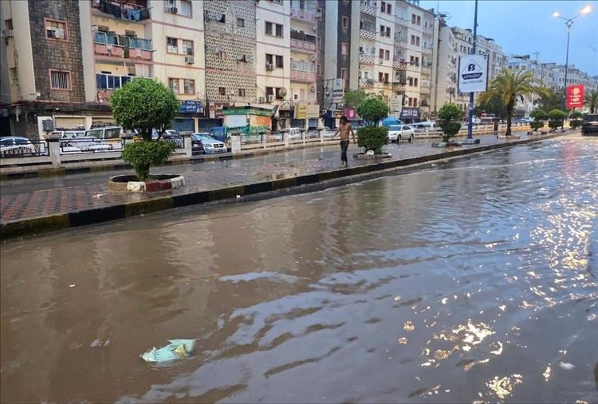 الدفاع المدني بعدن يرفع الجاهزية القصوى لمواجهة منخفض جوي متوقع 