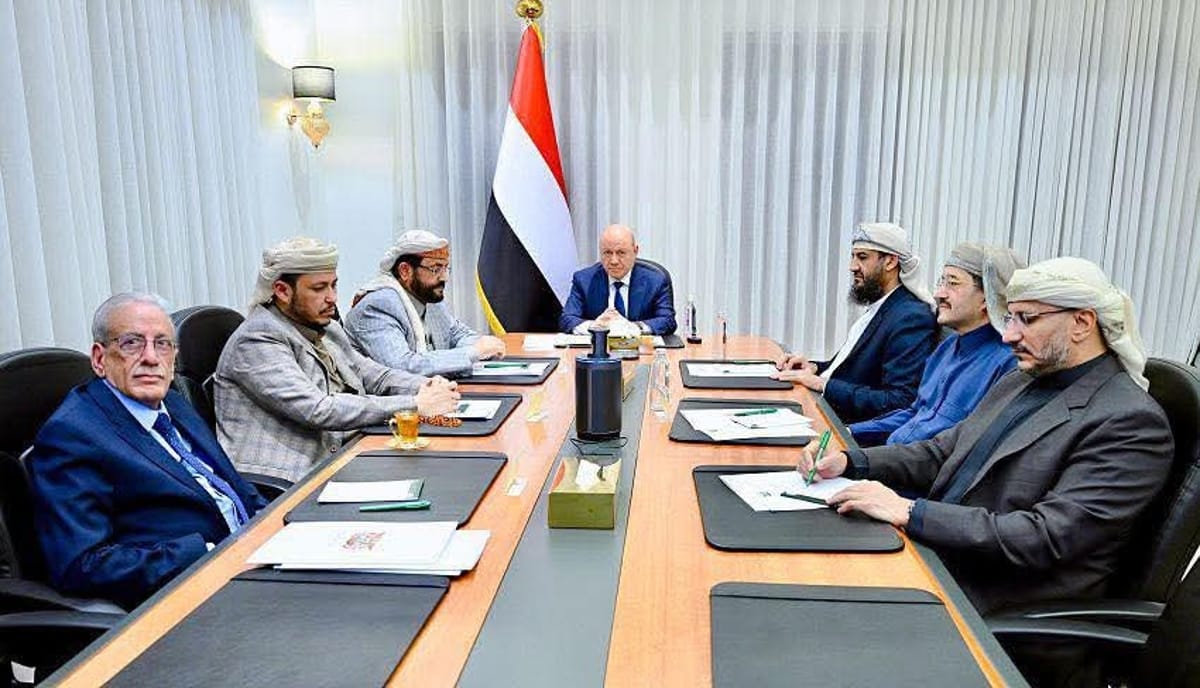 المجلس الرئاسي يحذر الحوثيين من جر البلاد إلى صراع إقليمي ويعلن رفع الجاهزية العسكرية