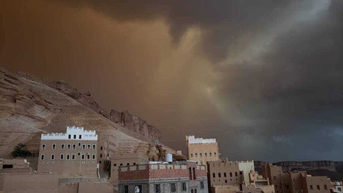 السيول تجتاح مناطق واسعة في حضرموت والإنذار المبكر يحذر من استمرار الأمطار