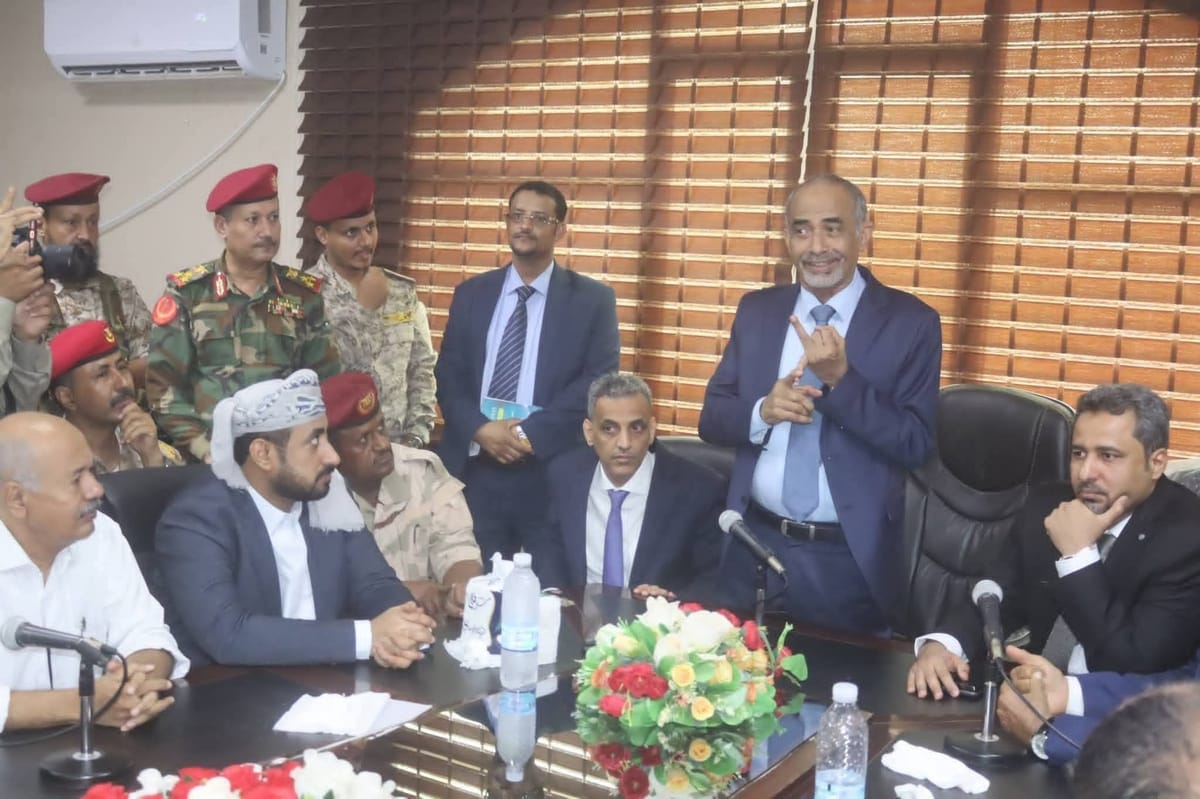 الصبيحي ينتقد غياب العلم الجمهوري في اجتماع بمحافظة لحج