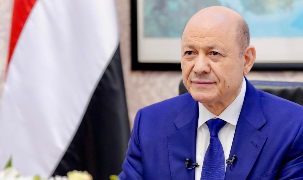 العليمي يتهم إيران بتوسيع الصراع ويؤكد التضامن مع الدول المستهدفة بهجمات طهران 