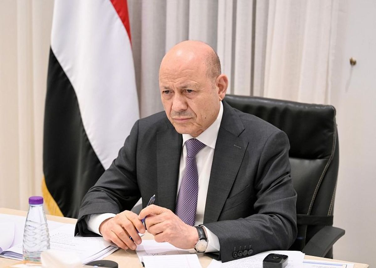 العليمي يوجّه بمساعدات عاجلة لأسر ضحايا الهجوم الحوثي في حجة 