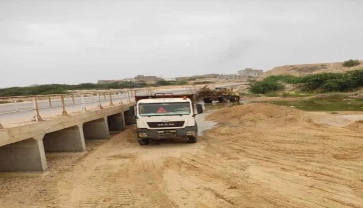 المهرة.. انطلاق أعمال إزالة مخلفات السيول من مخارج الجسور 