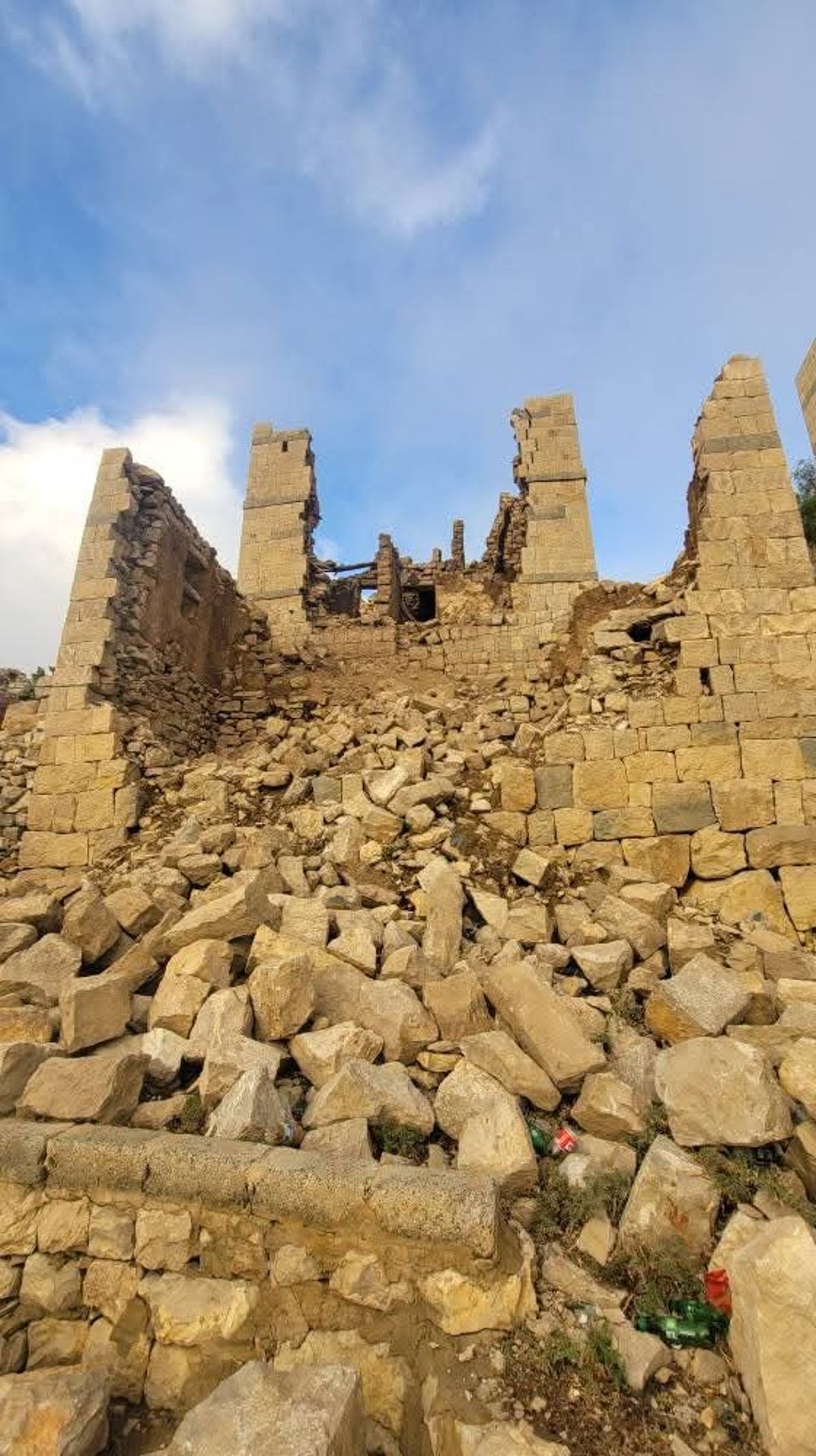 تهدم منزلين جراء سيول غزيرة بمحافظة عمران