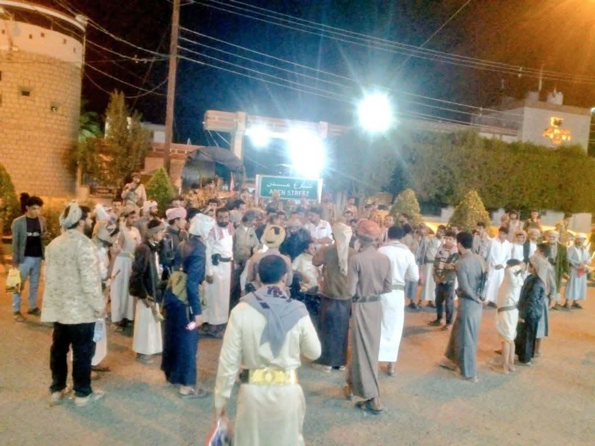 جرحى الجيش وأسر الشهداء يحتجون أمام البنك المركزي في مأرب للمطالبة بمستحقاتهم