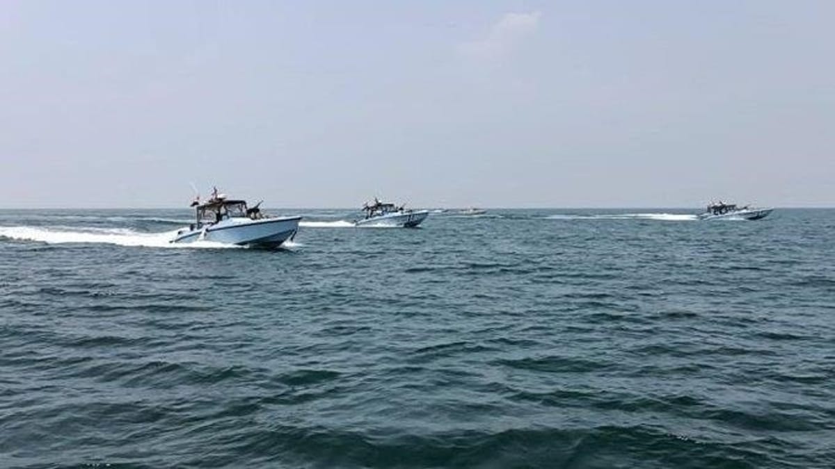 خفر السواحل يوقف قارب تهريب ويضبط 120 مهاجراً في خليج عدن