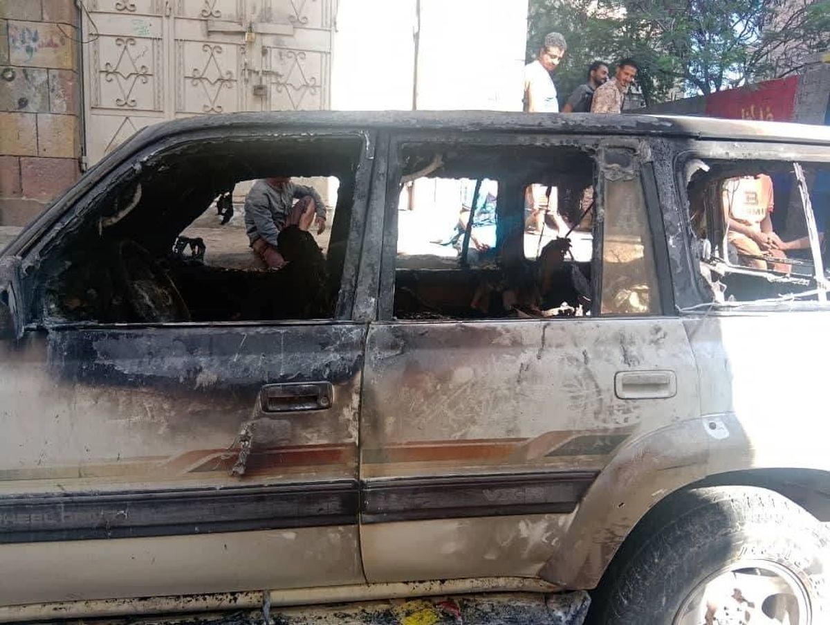 رابطة جرحى تعز تطالب بالتحقيق بعد إحراق سيارة رئيسها