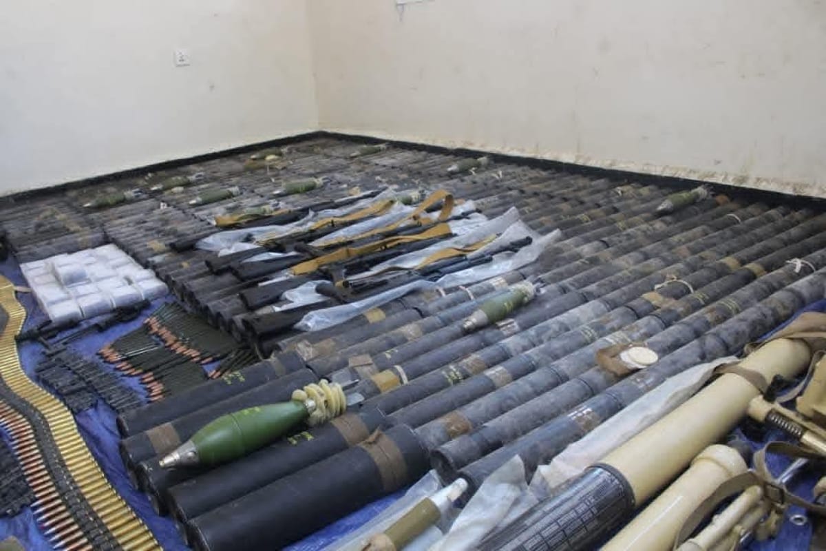 ضبط أسلحة منهوبة من معسكر مطار الريان في حضرموت 