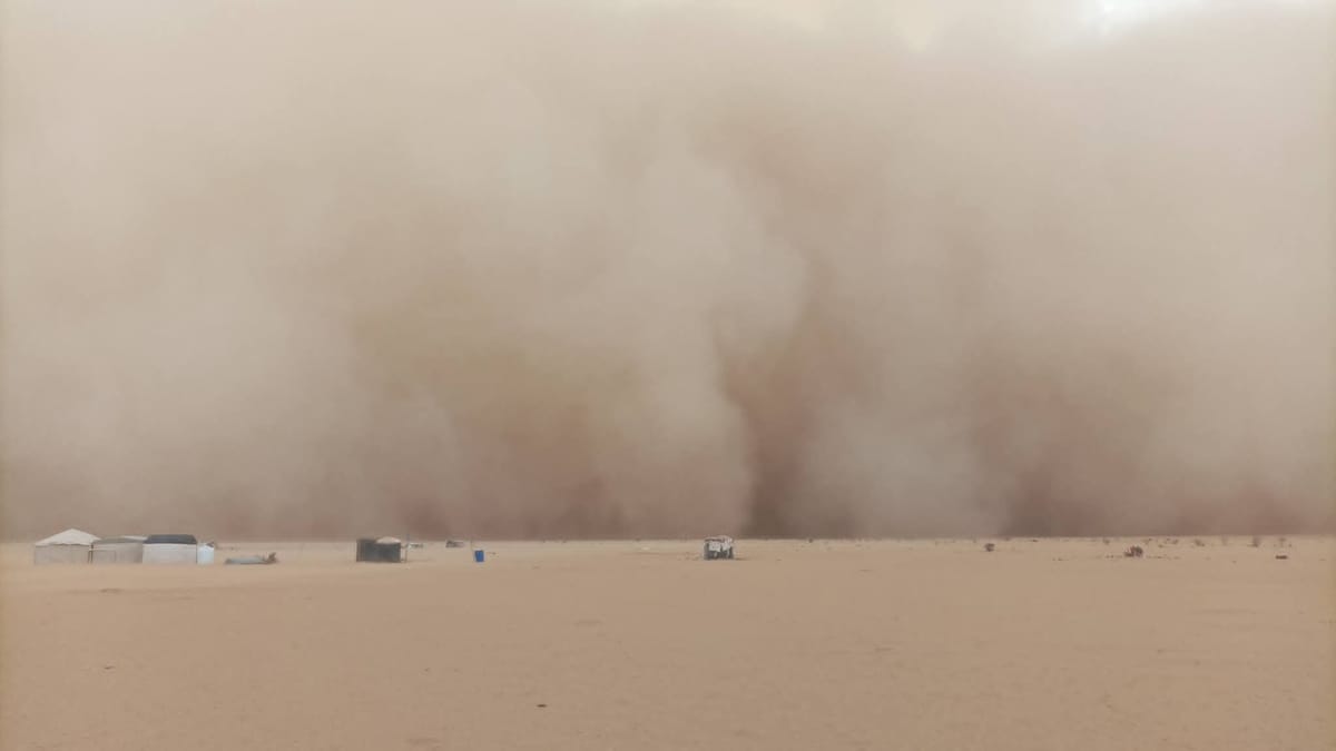 عاصفة رعدية تضرب مخيمات النازحين في الريان شرقي الجوف
