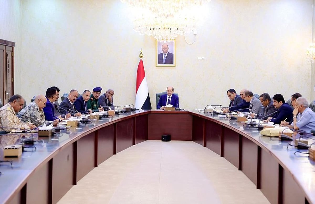 عدن.. رئيس الوزراء يوجه بتطبيق التشريعات المتصلة بمكافحة التهريب