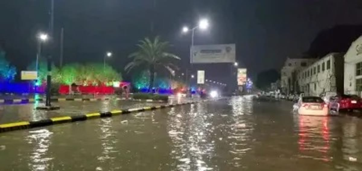 وزير الكهرباء يوجّه بالتدخل العاجل لمعالجة آثار الأمطار في عدن والمحافظات الأخرى