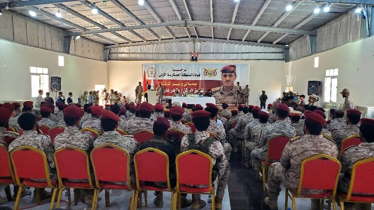 وزير الدفاع يعقد مباحثات مع قيادة المنطقة العسكرية الأولى في سيئون
