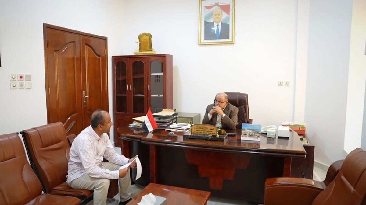 الخنبشي يوجه بتكثيف الرقابة على الأسواق ومنع الاحتكار أو التلاعب بالأسعار في حضرموت 