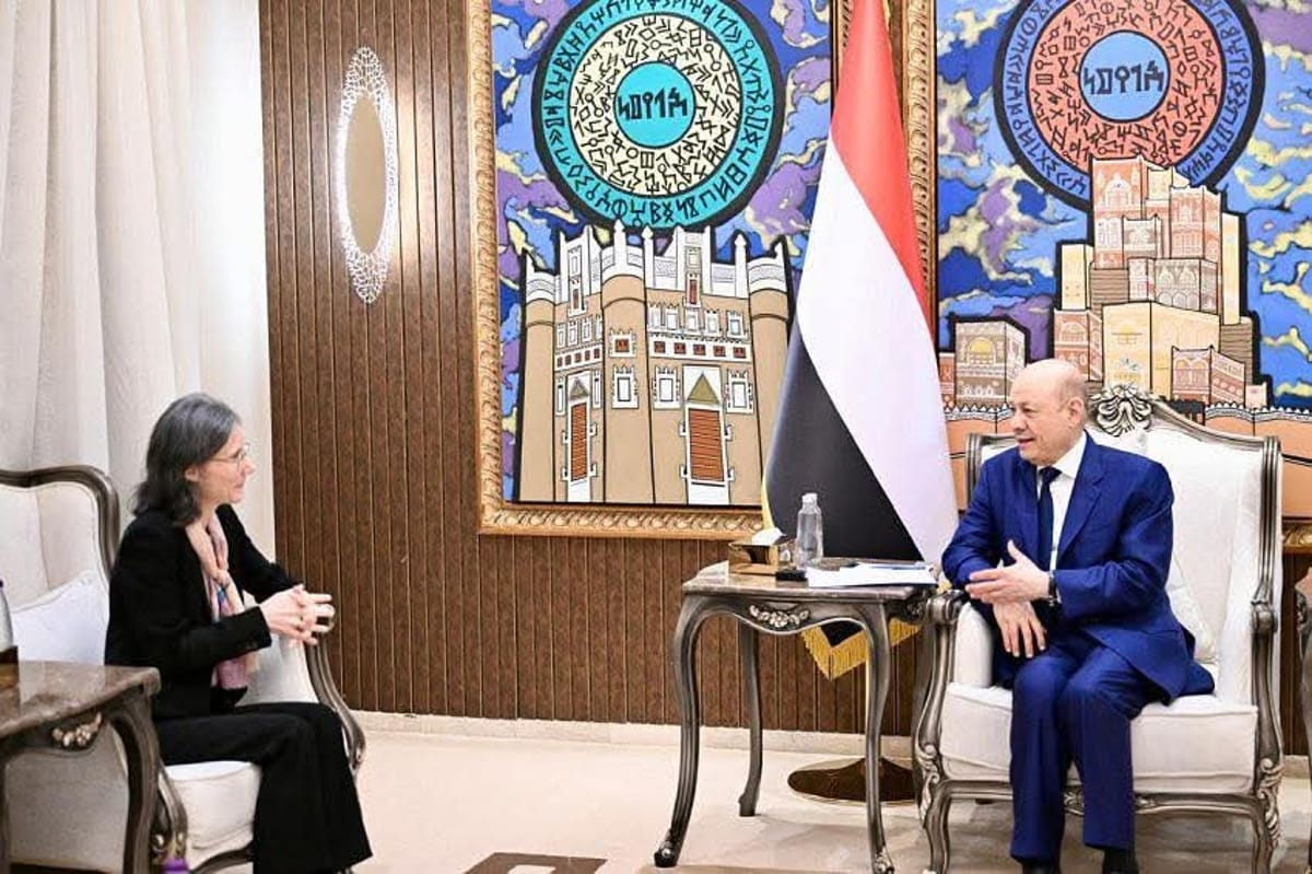 العليمي يشترط نزع سلاح الحوثيين لتحقيق السلام في اليمن