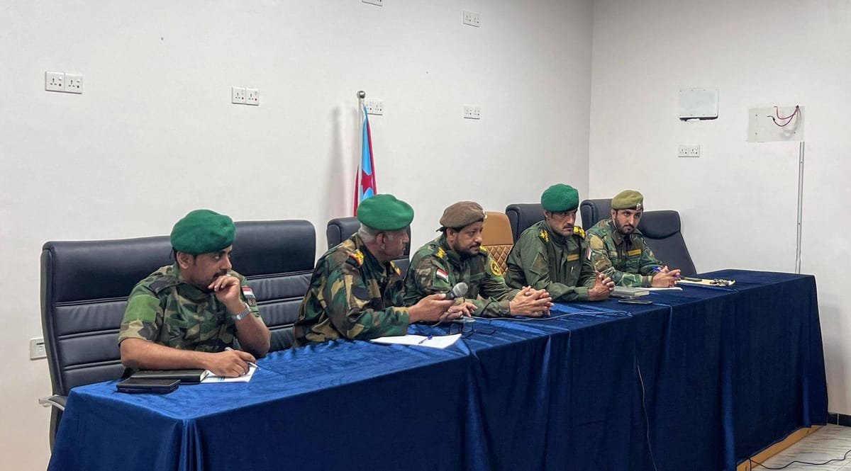 القيادي في ميليشيا الانتقالي جلال الربيعي يعقد اجتماعا أمنيا بحضور رموز وشعارات الانفصال