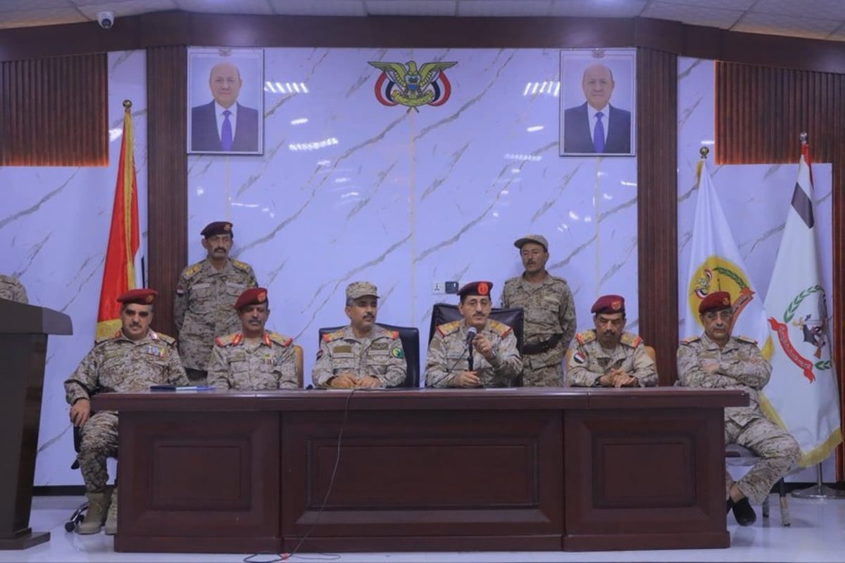 وزير الدفاع يحث المقاومة على إسناد الجيش في معركة تحرير البلاد من الحوثيين 