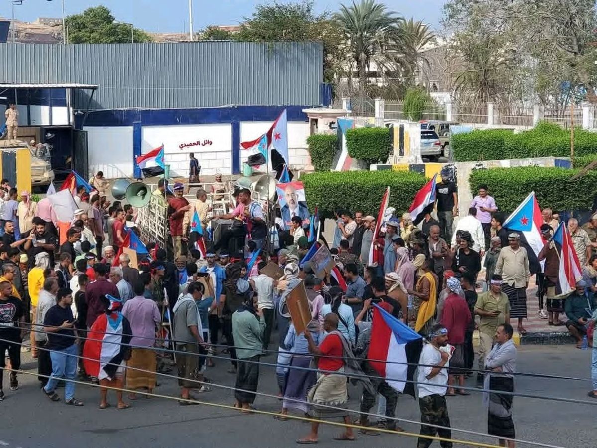 انتشار مكثف للمدرعات والآليات العسكرية في عدن وإغلاق طرق حيوية