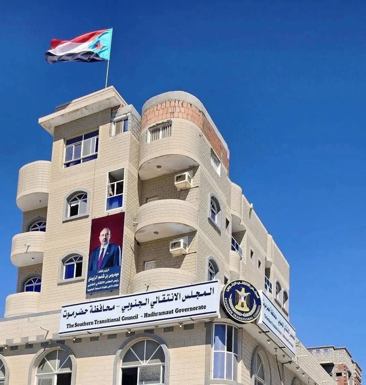 بموافقة سعودية.. اتفاق مفاجئ يمهّد لعودة نشاط المجلس الانتقالي المنحل في المكلا