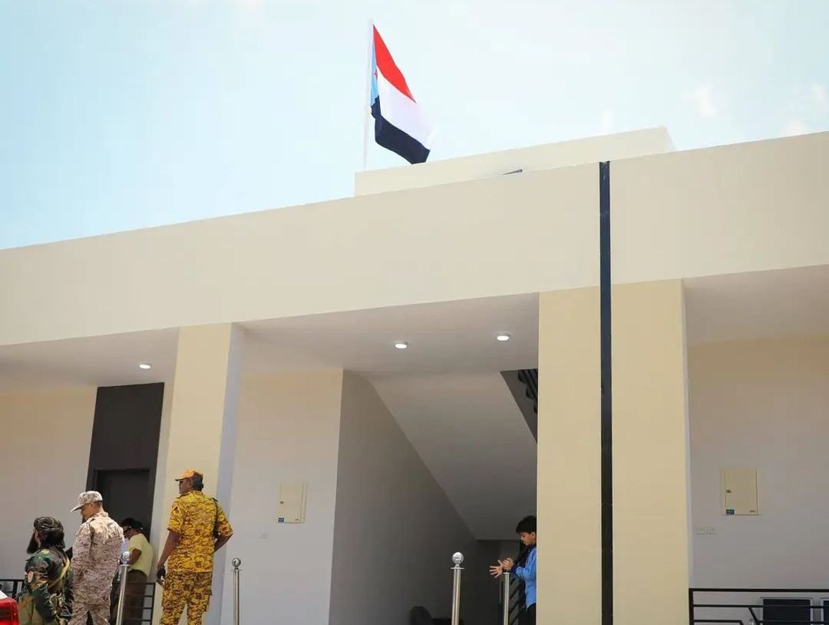 تغييب العلم اليمني.. هل مازال الانفصاليون يحكمون عدن ؟