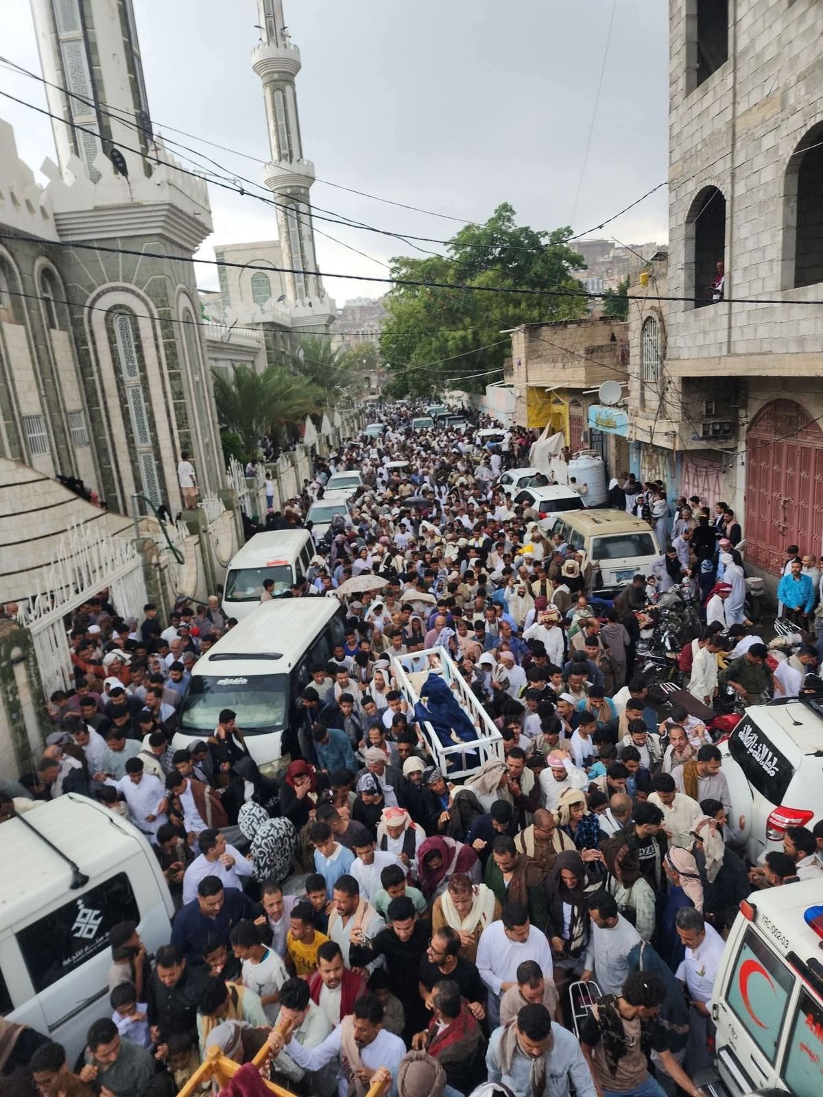 حشود كبيرة تشيع الطفل أيلول السامعي في تعز وسط أمطار غزيرة