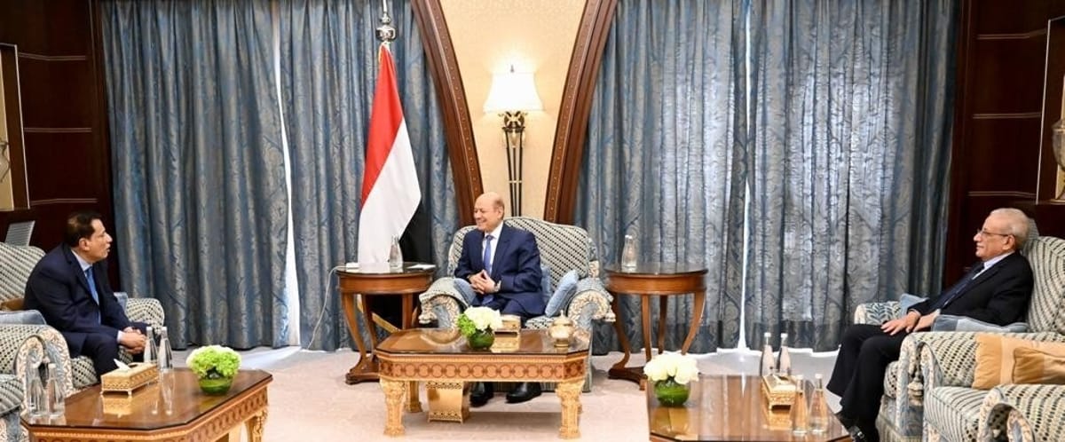 خلال لقاءه محافظ المهرة.. العليمي يؤكد على أهمية إعادة فتح ميناء نشطون وتمكين السلطة المحلية 