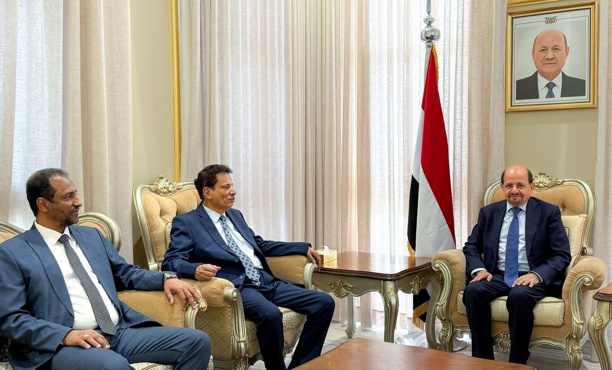 رئيس الوزراء يلتقي محافظ المهرة ويؤكد الاستجابة لإعادة فتح ميناء نشطون ومعالجة المديونيات 