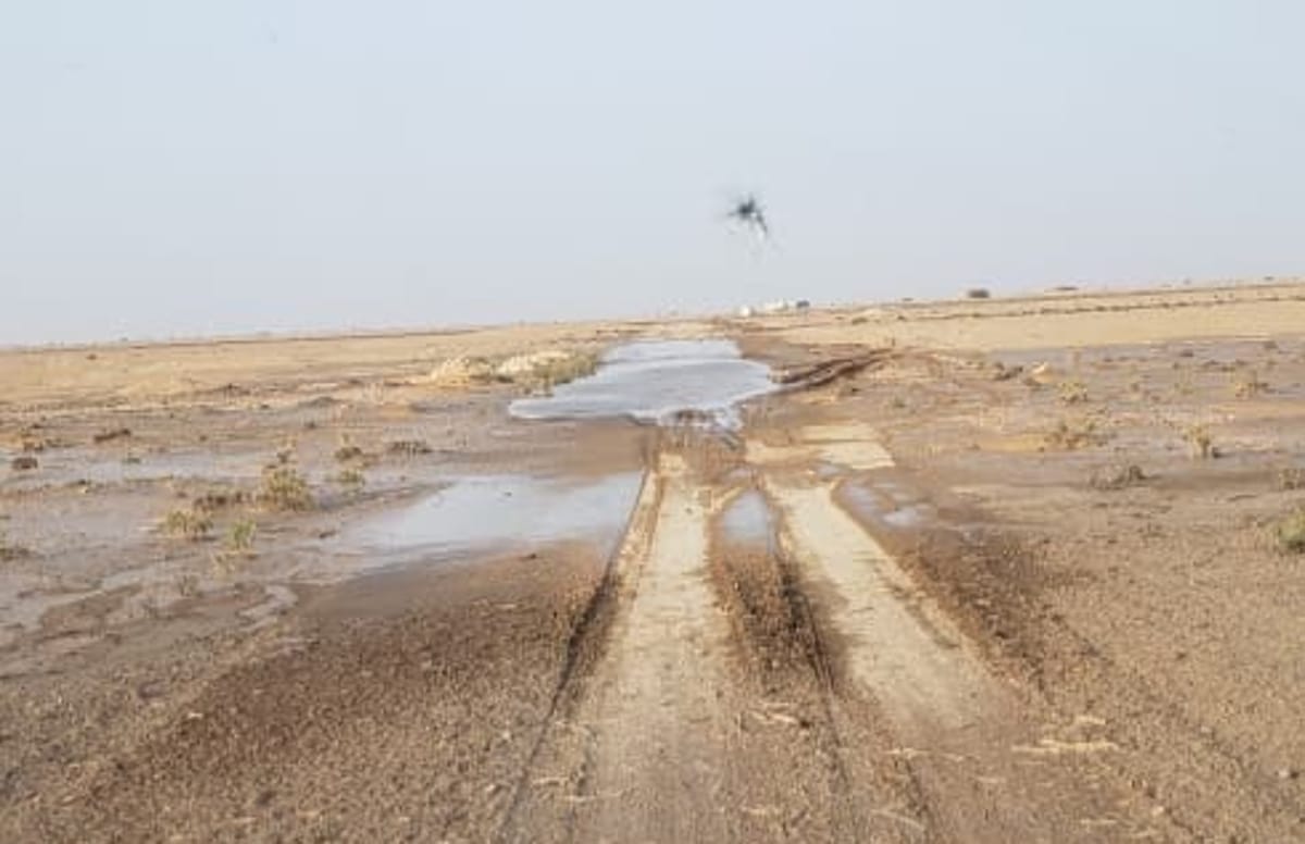 سائقو الشاحنات يشكون من تدهور الطريق الدولي بين المهرة ومارب