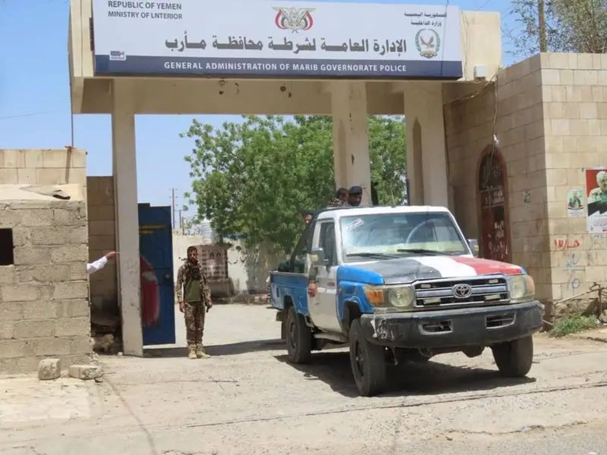 شرطة مأرب تضبط ثلاثة أشقاء بتهمة الابتزاز الإلكتروني بينهم قاصران