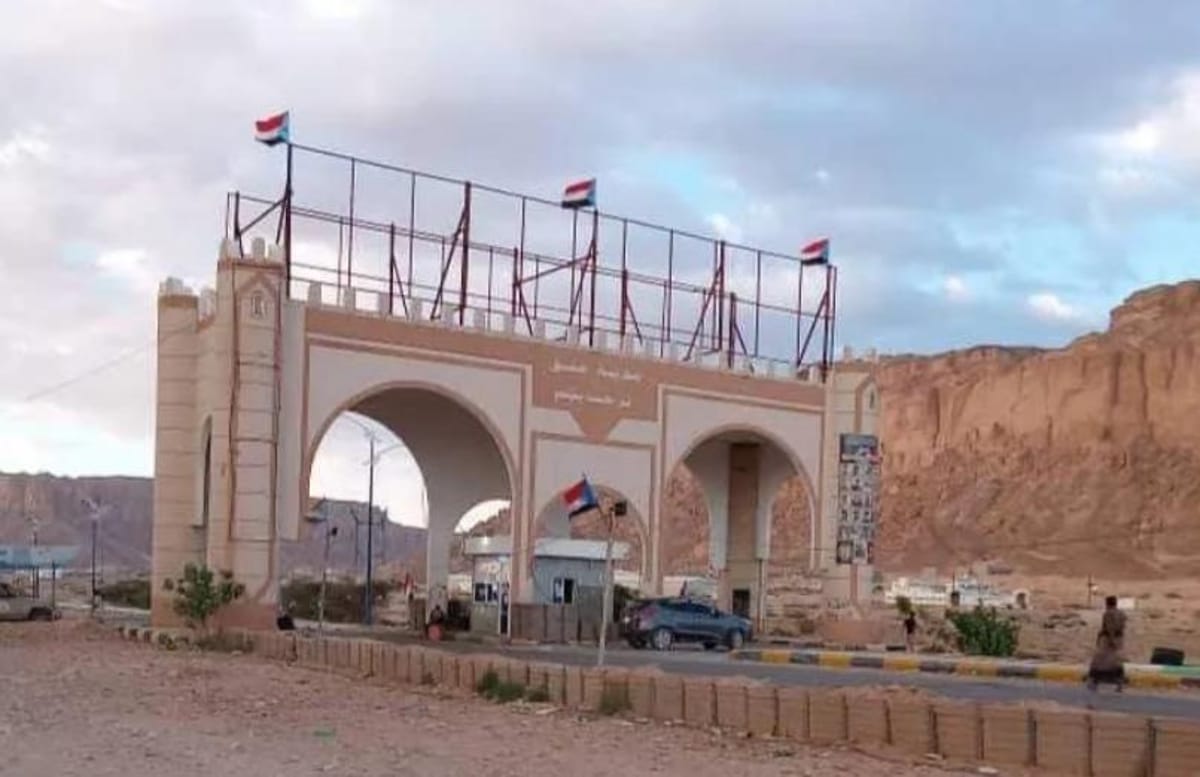 عودة رفع صور الزبيدي وأعلام الانفصال على نقاط عسكرية بعتق وعزان في شبوة