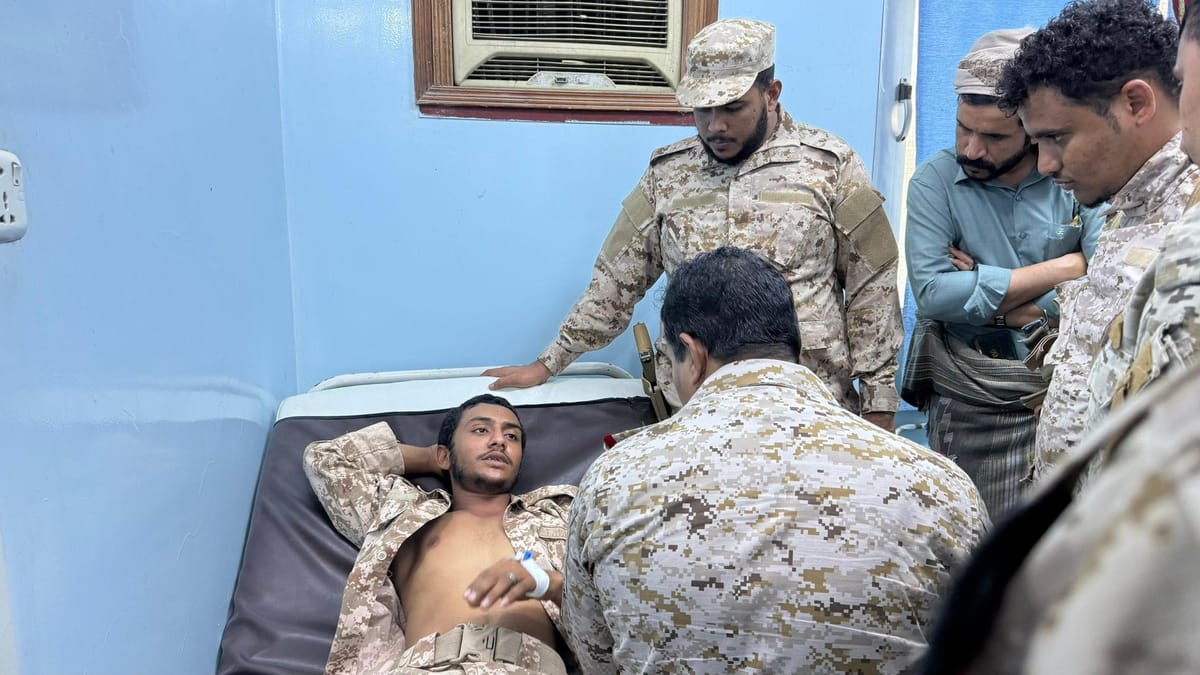قيادات عسكرية تتفقد جرحى هجوم العبر في مستشفى سيئون العام