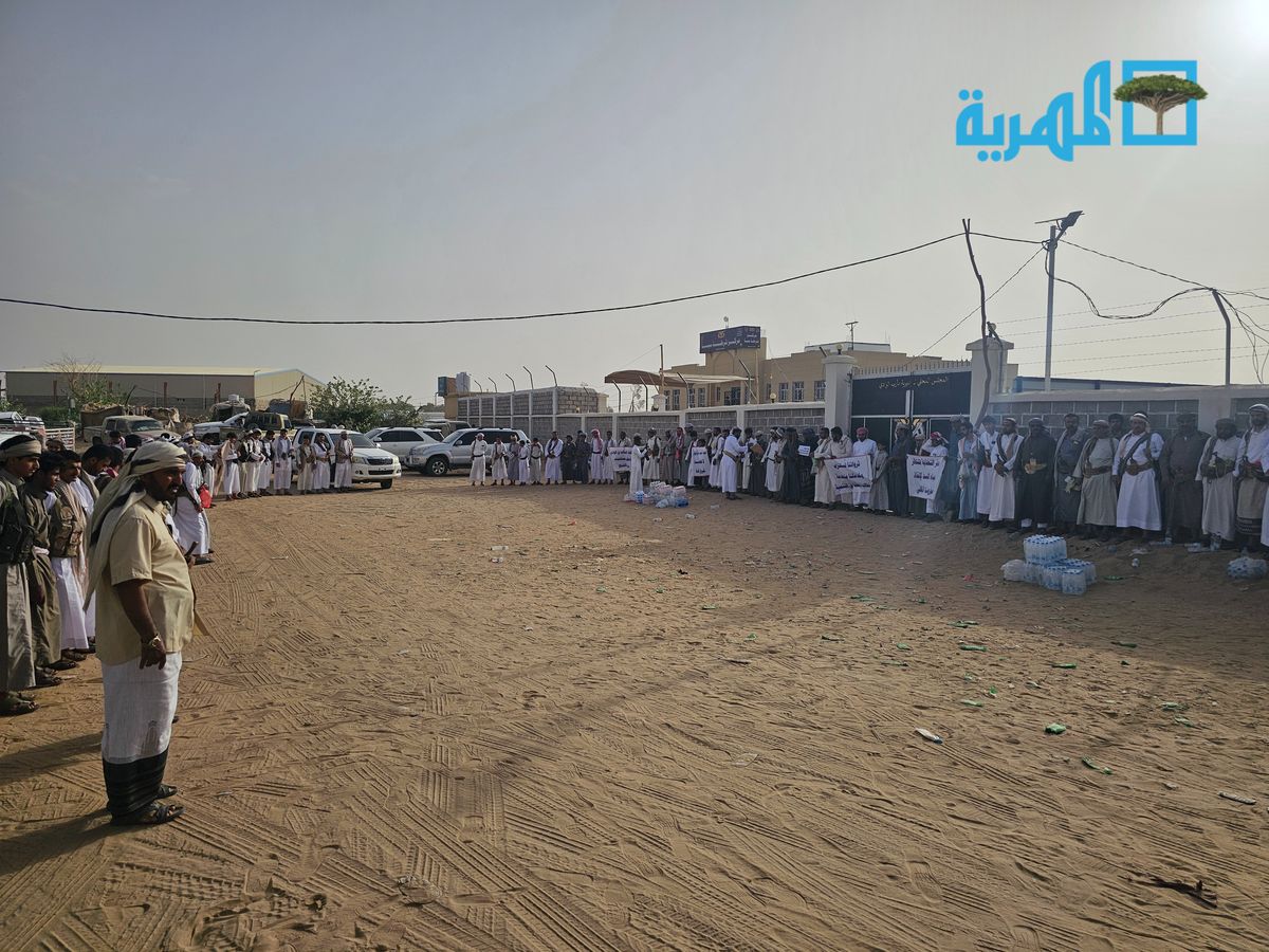 محتجون في مأرب يطالبون بتحسين الكهرباء وفتح السد لري المزارع 