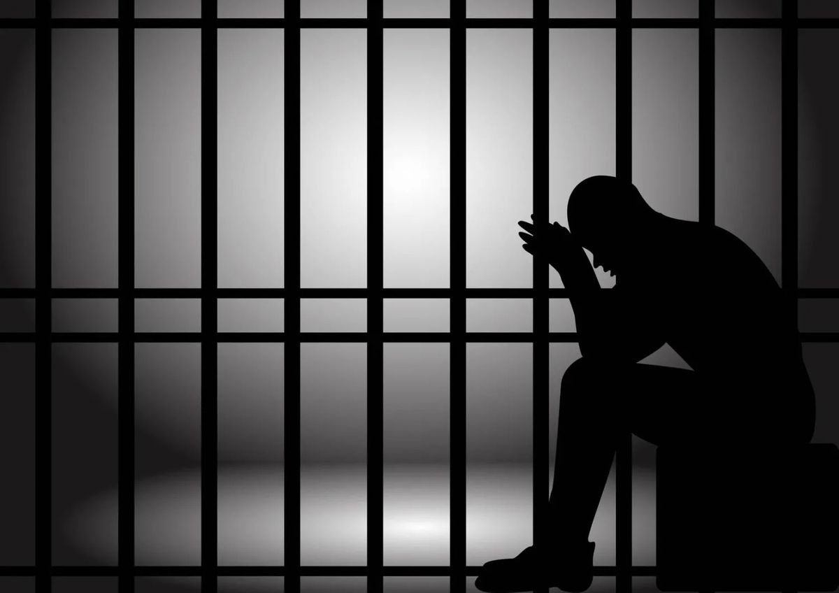 مركز حقوقي يطالب العليمي بقرار سيادي لاستعادة السجناء اليمنيين من العراق.
