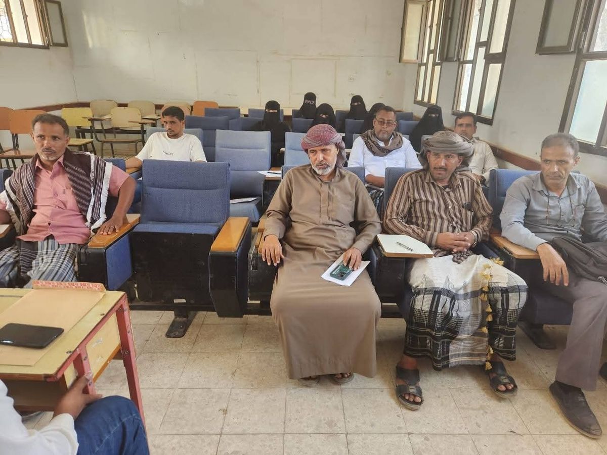 موظفو كلية التربية بسقطرى يطالبون برفع أجورهم ودعم ميزانية الكلية