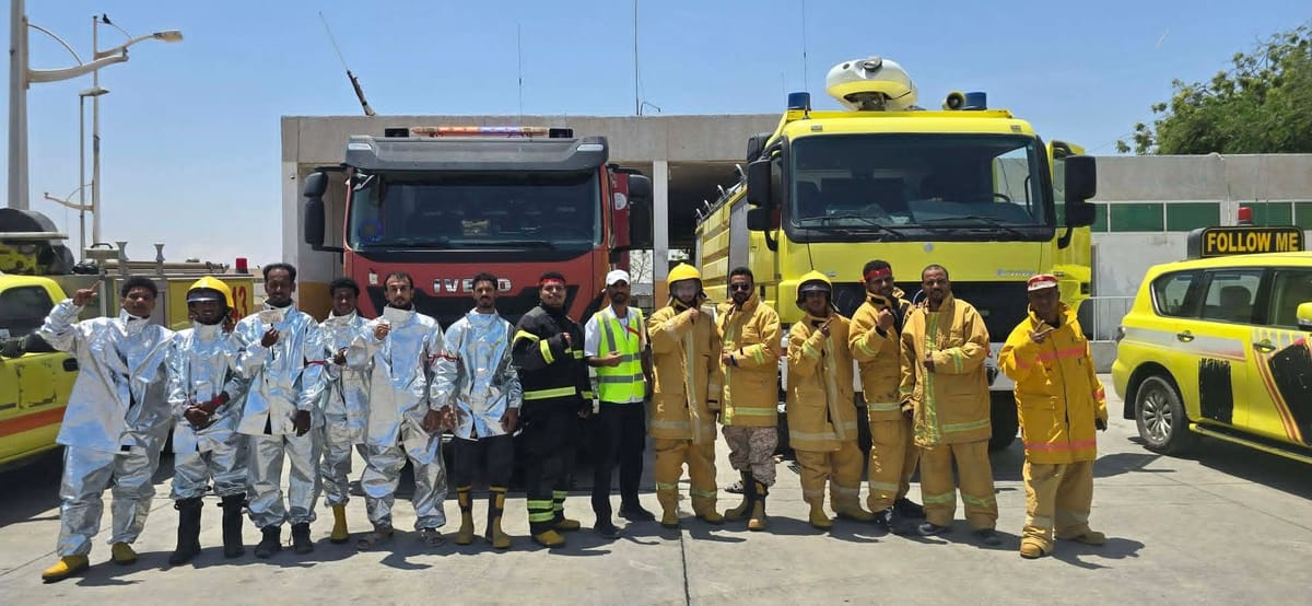 موظفو وعمال مطار الريان يرفعون الشارة الحمراء للمطالبة بإقالة المدير
