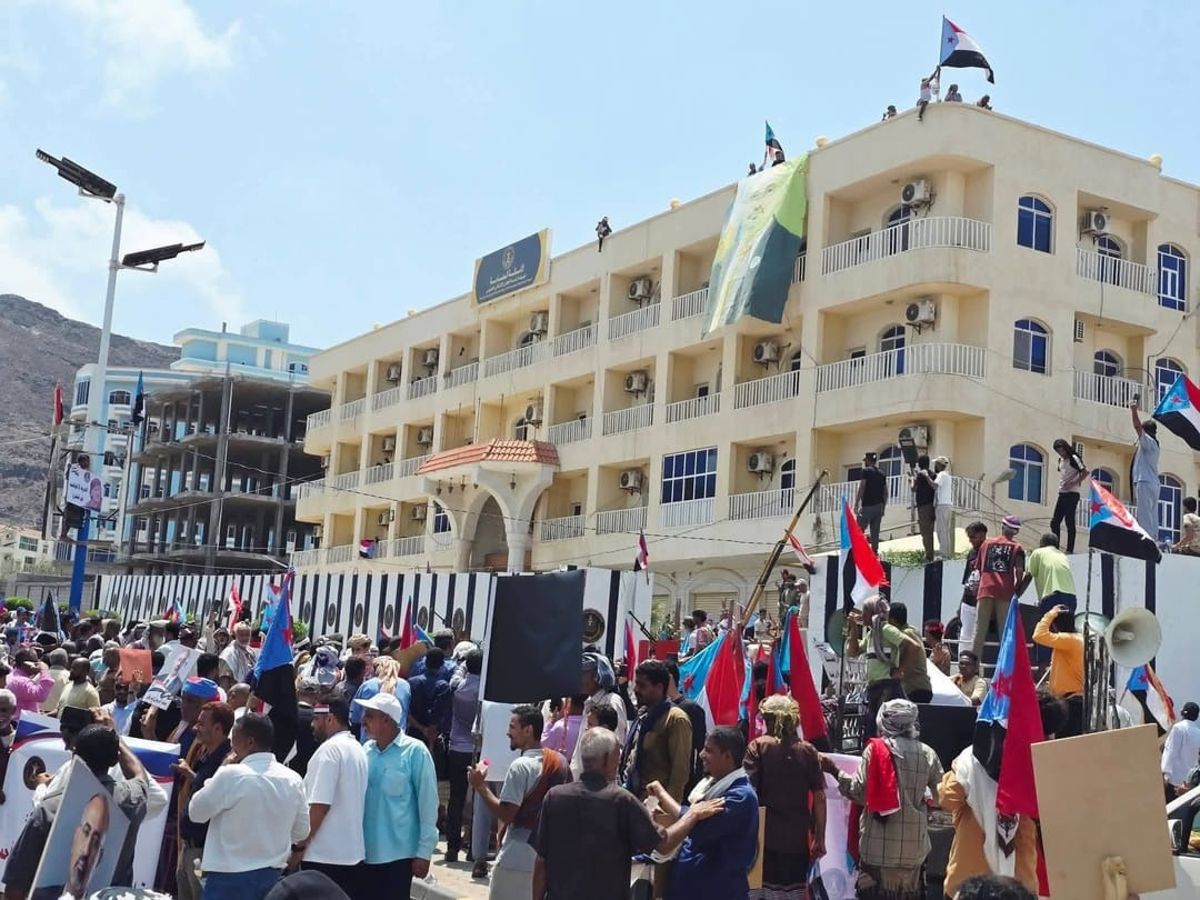 الانتقالي الجنوبي.. كيان منحل يواصل تحدي السلطات دون رادع