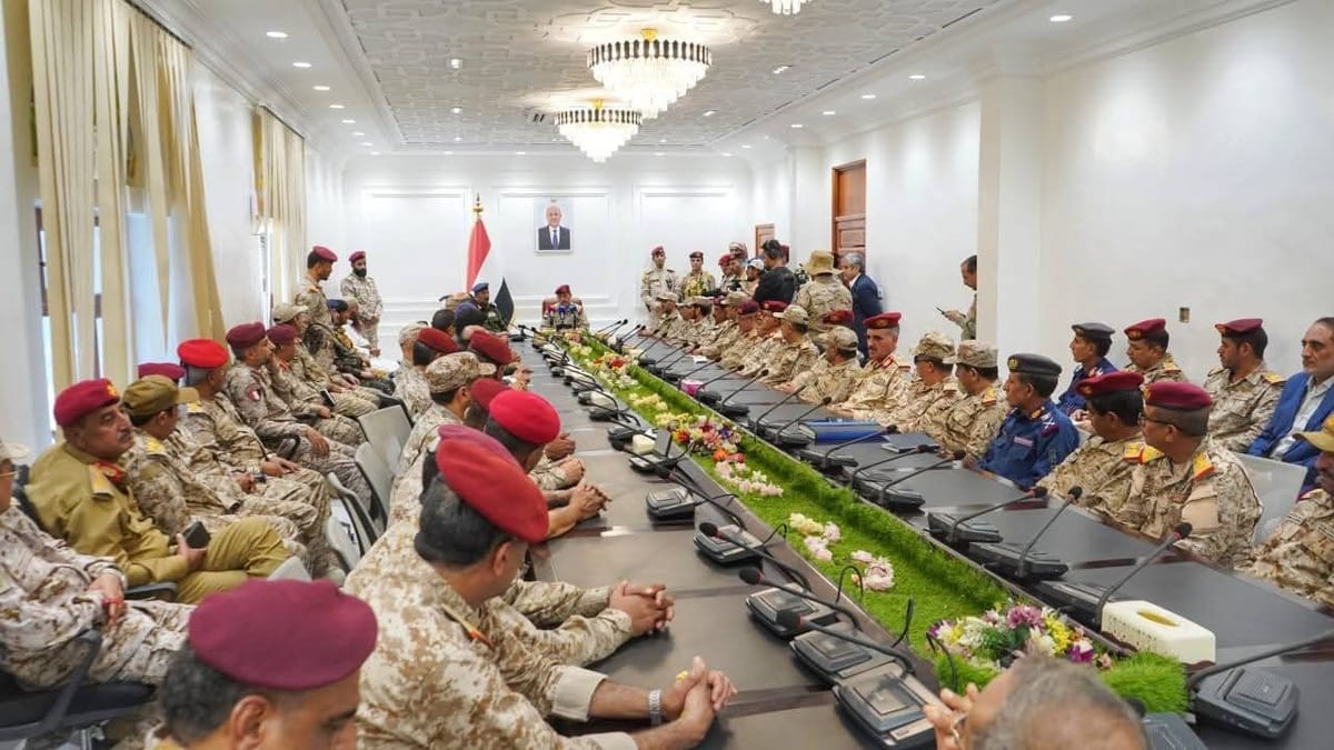مارب.. وزير الدفاع يعقد اجتماعاً موسعاً بالقيادات العسكرية والأمنية
