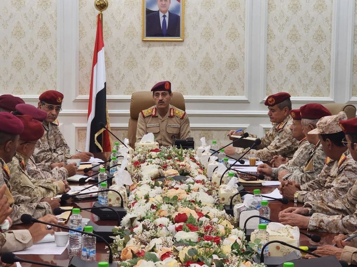 وزير الدفاع يناقش خطط التدريب العسكري في عدن ويشدد على تطوير الكفاءة القتالية