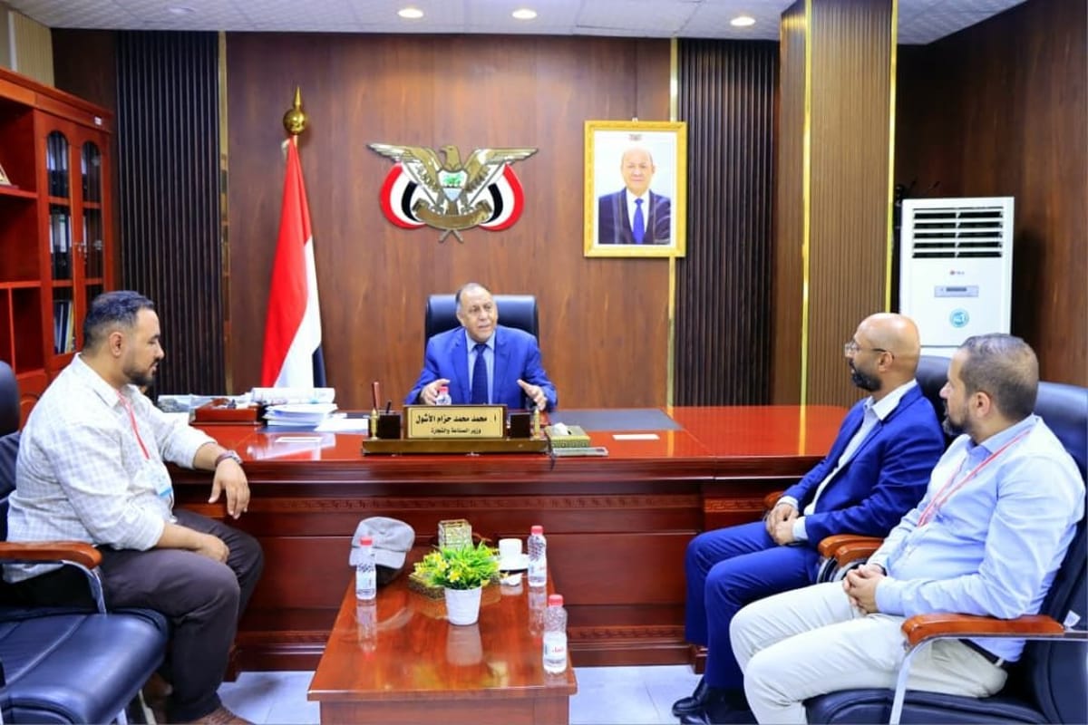 وزير الصناعة  يدعو لتعزيز الشراكة مع القطاع الخاص لدعم الابتكار وتمكين الشباب 