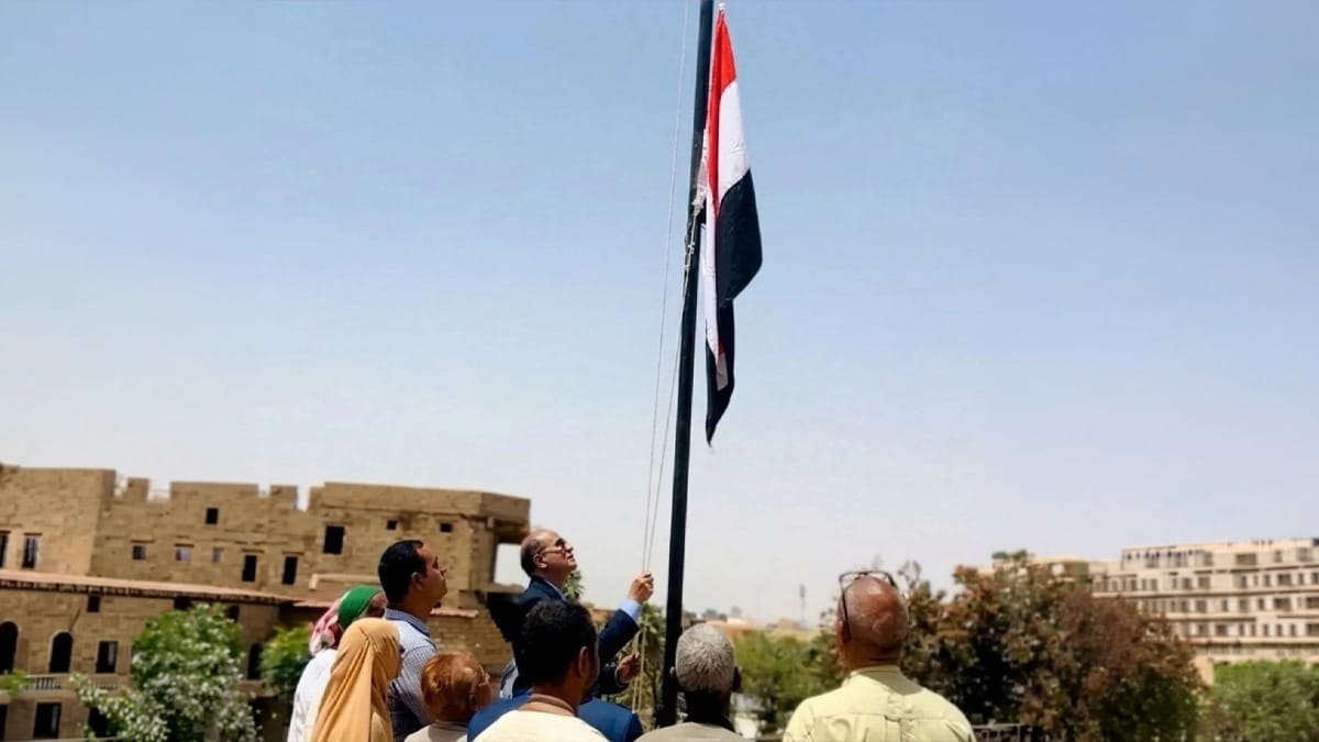 السفير اليمني يعيد رفع العلم في سفارة السودان إيذانًا باستئناف النشاط الدبلوماسي في الخرطوم