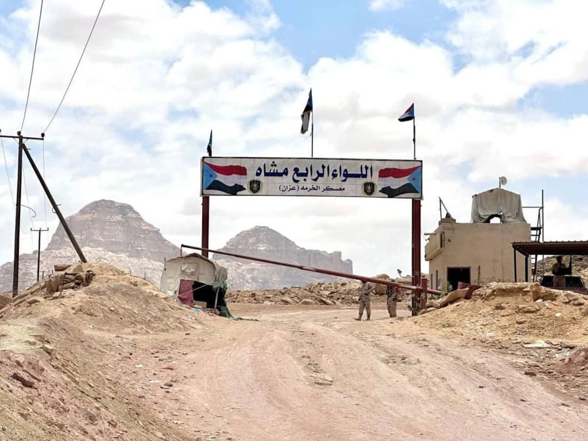 ما وراء نهب الانتقالي المنحل معسكراً في شبوة بتواطؤ من المحافظ عوض بن الوزير؟