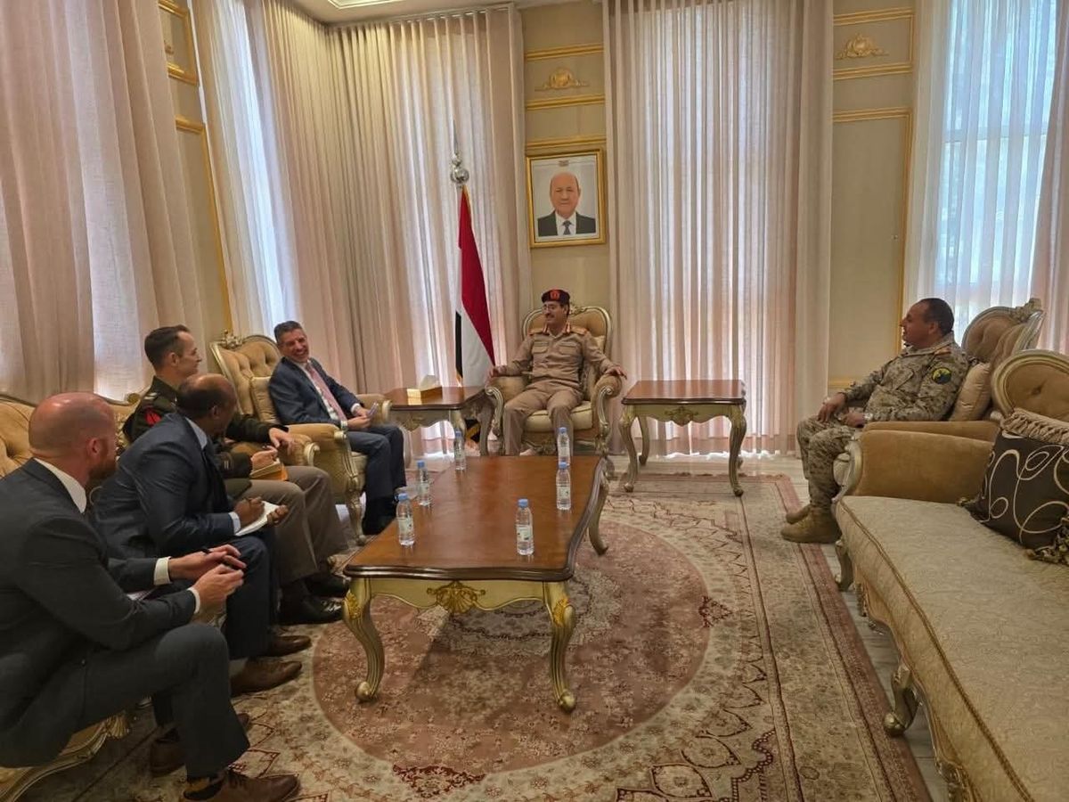 وزير الدفاع يبحث مع السفير الأمريكي جهود توحيد التشكيلات العسكرية 