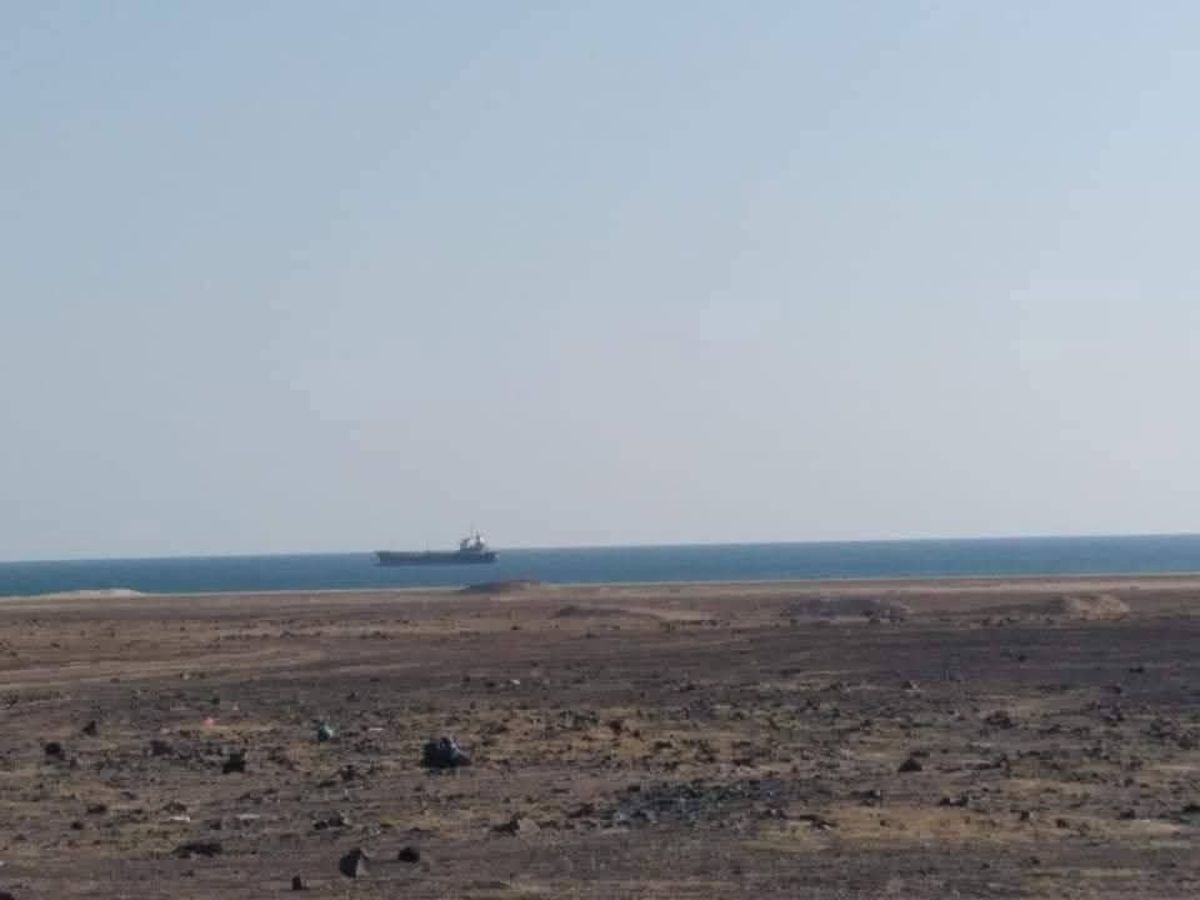 وصول سفينة نفط إلى ميناء قنا بشبوة وسط تداعيات حادثة اختطاف سابقة