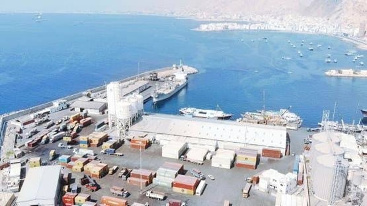 وكالة: زورق مسلح يطارد سفينة شحن قبالة سواحل المكلا