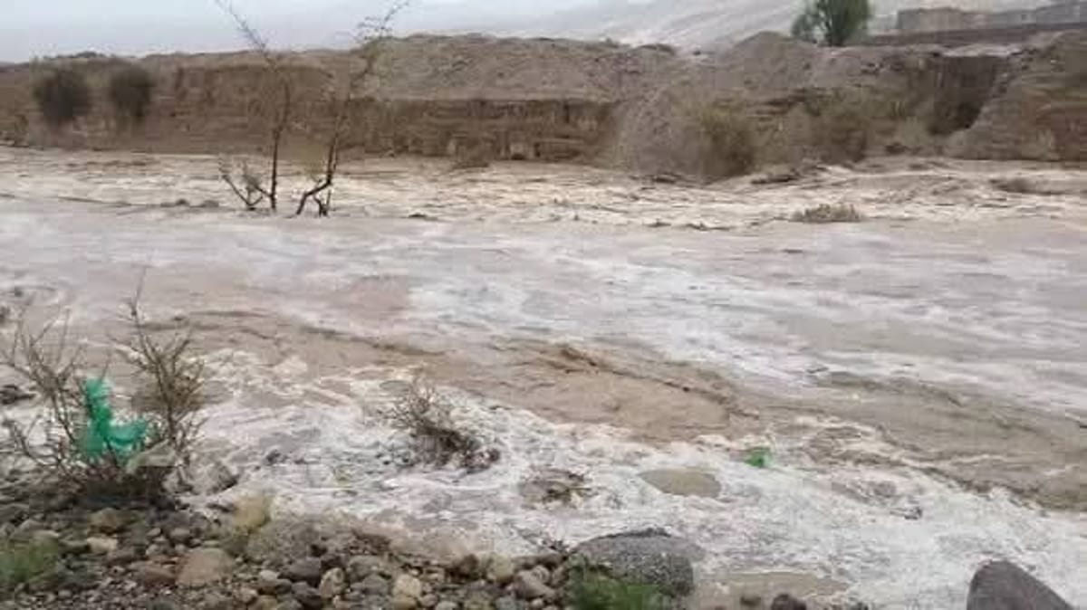 أمطار غزيرة تتسبب بانجراف فتاتين في وادي الحيرة بعمران