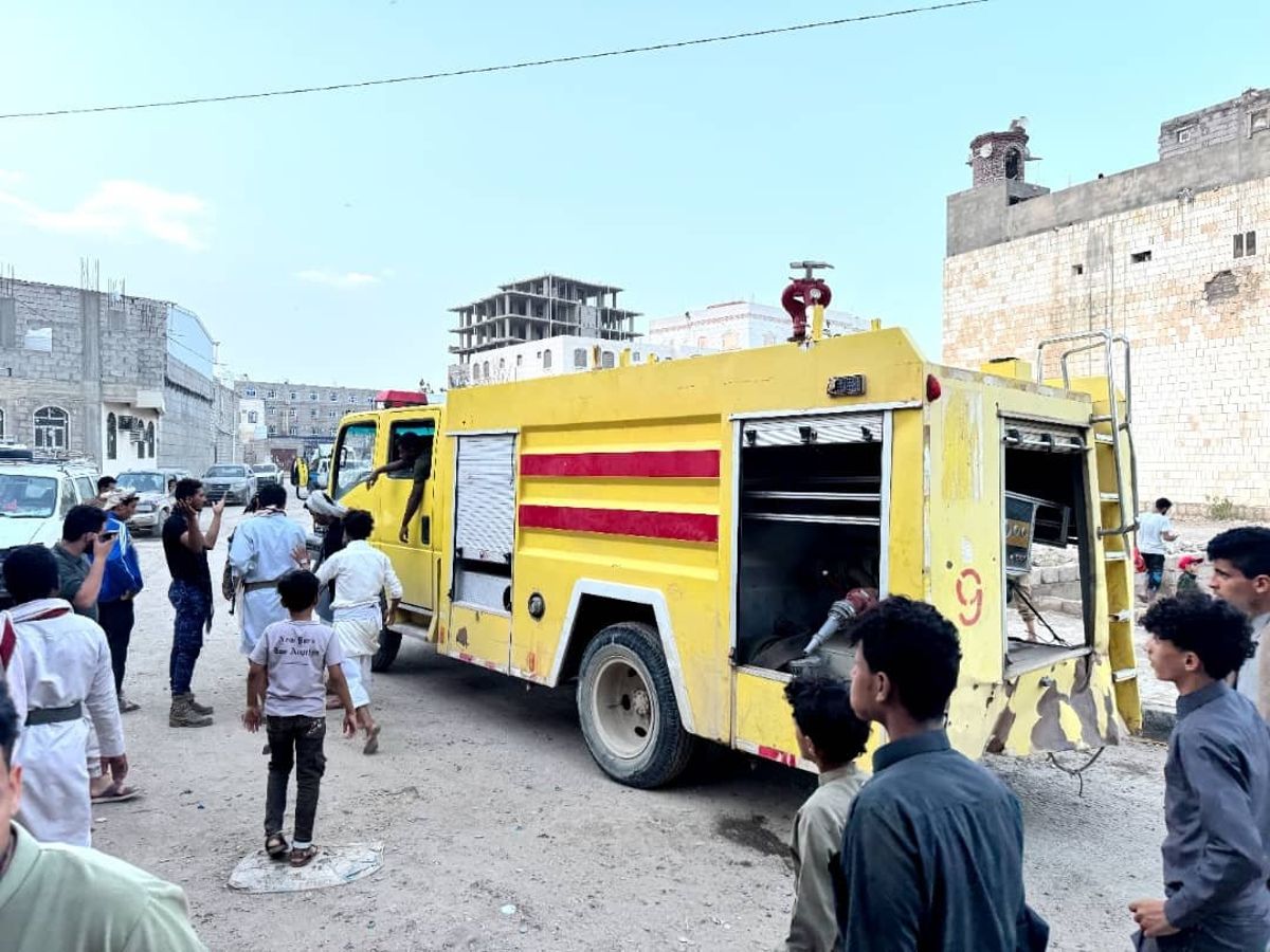 إخماد حريق في أحد منازل النازحين بمدينة مارب